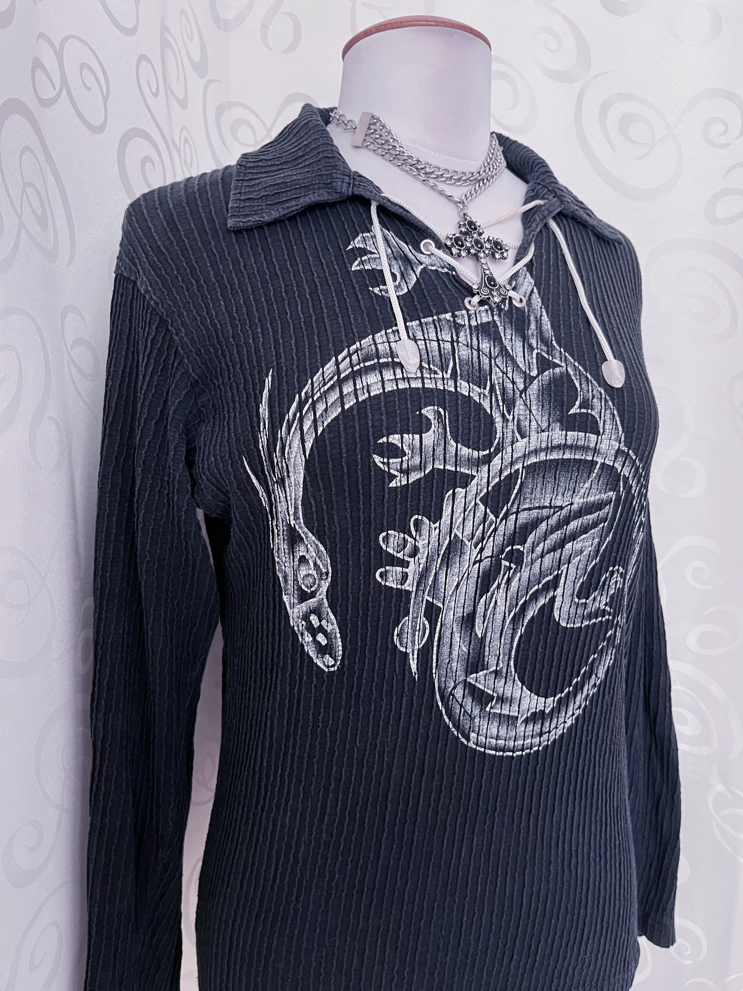 00's cotton dragon top with lace up detail 🐉