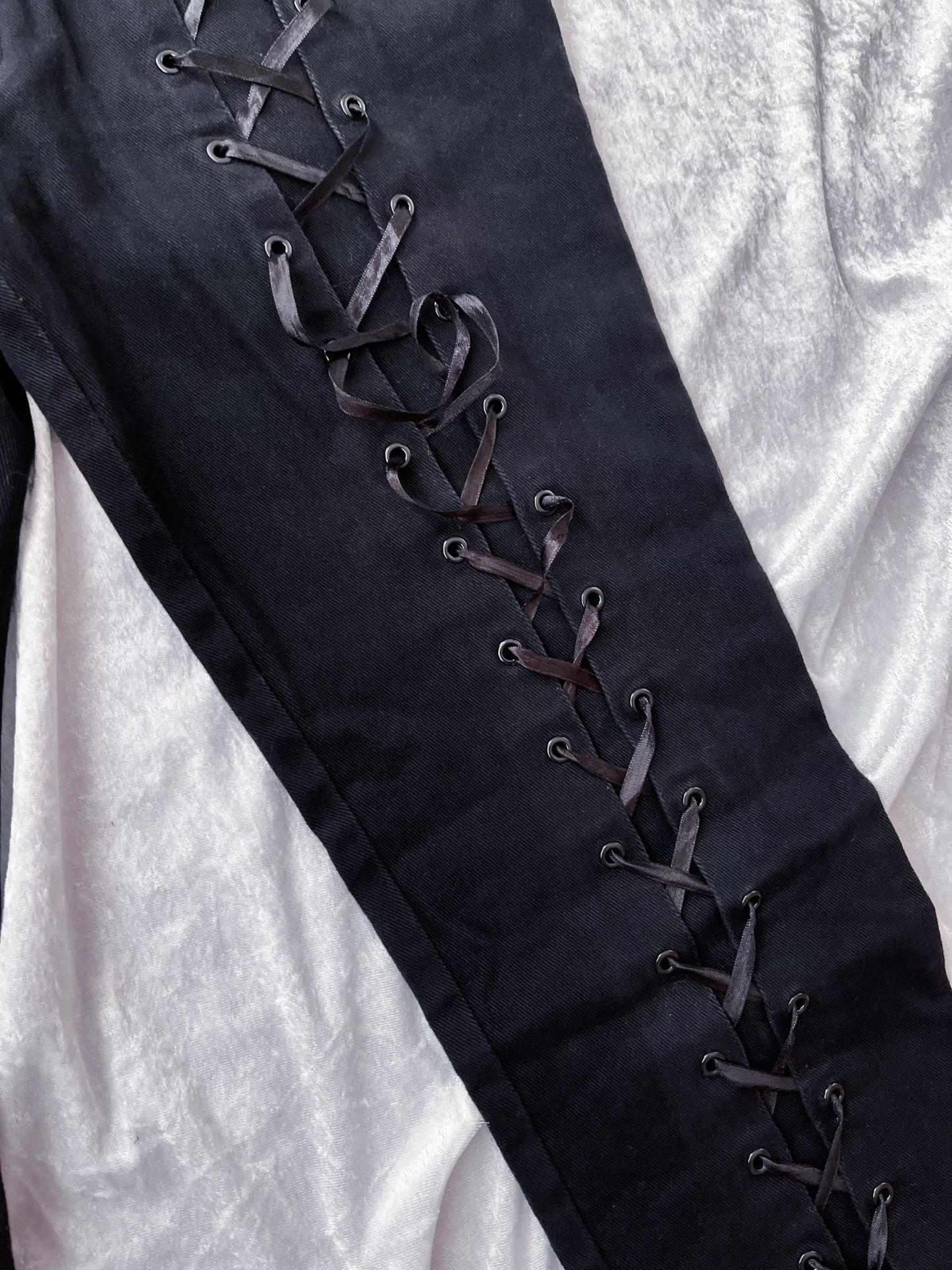 00’s Emily the Strange low-waisted lace-up jeans 🎸💀