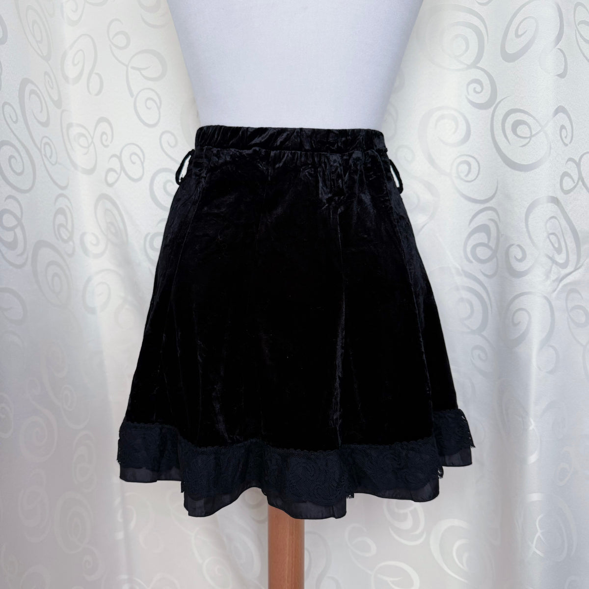 00’s Gothic velvet skirt with lace detail 🦇