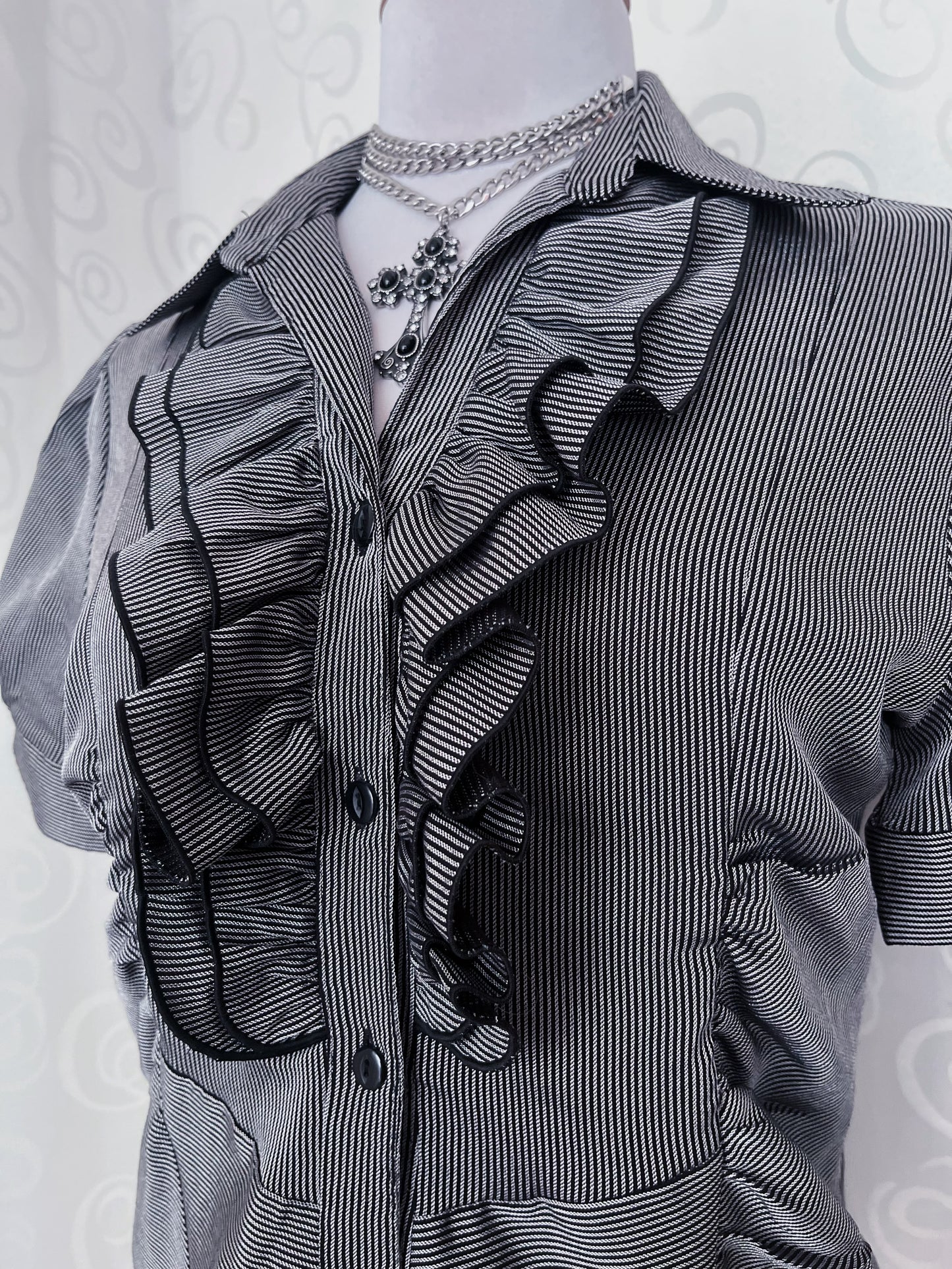 00’s Gothic/Jirai Kei ruffle shirt 🖤🌀