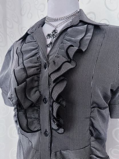 00’s Gothic/Jirai Kei ruffle shirt 🖤🌀