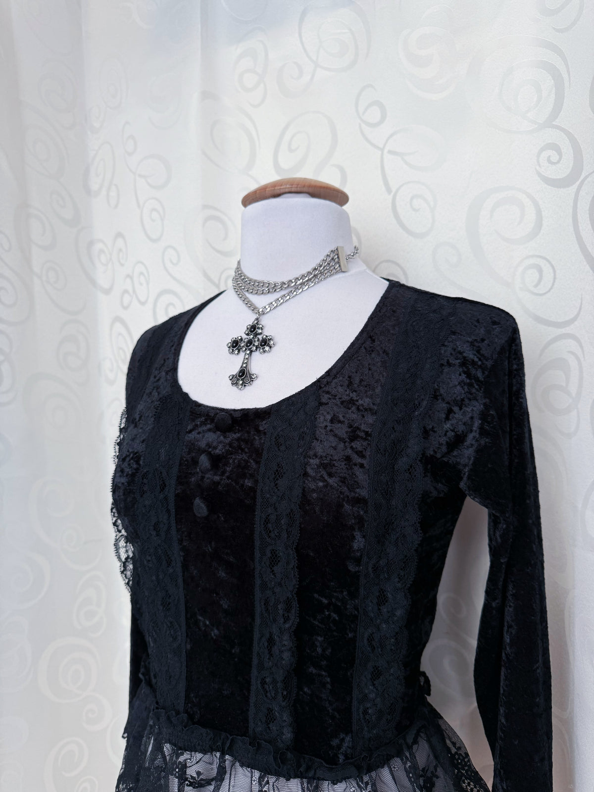 Gothic/Whimsygoth black velvet top with lace details 🦇