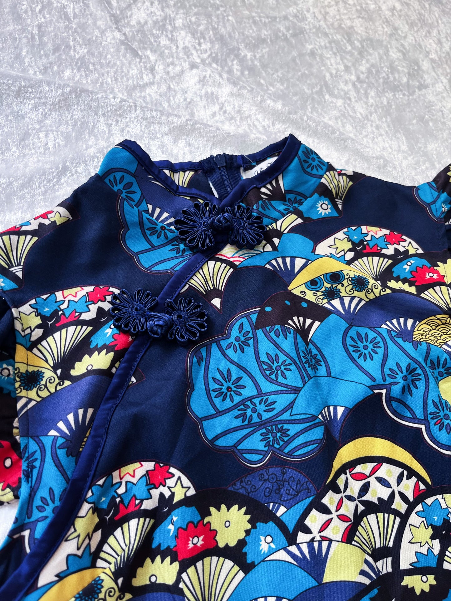 Cheongsam Qipao dress with ruffle details on the sleeves & bottom 🎏