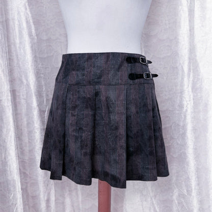 00’s alt plaid skirt with belt buckles detail 💜