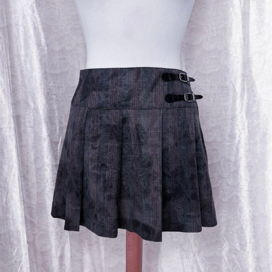 00’s alt plaid skirt with belt buckles detail 💜