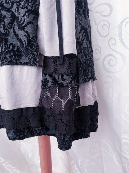 00’s gothic grey skirt with lace-up & velvet embossed details 🕷️