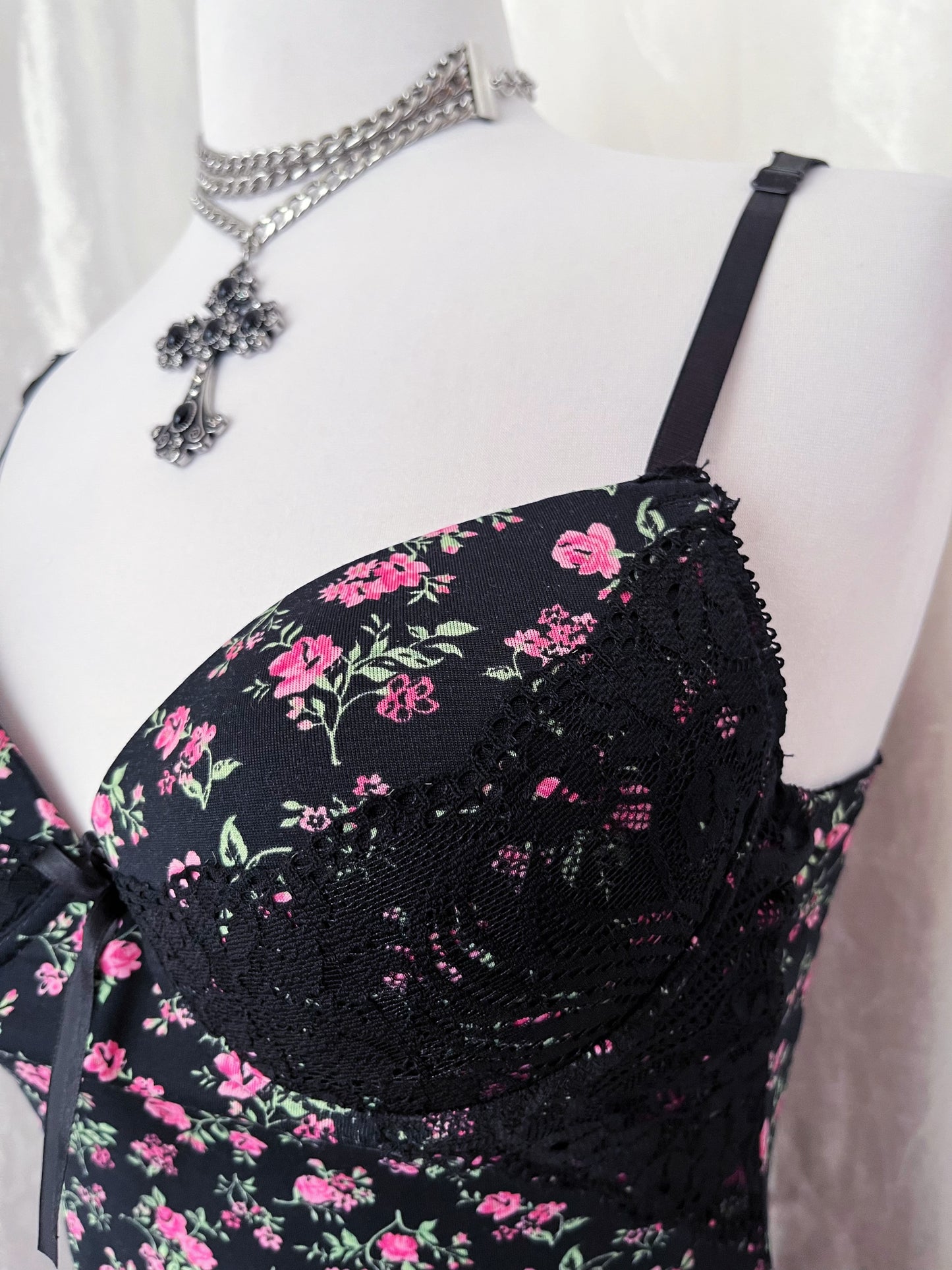 Beautiful floral babydoll with lace detail 🌸