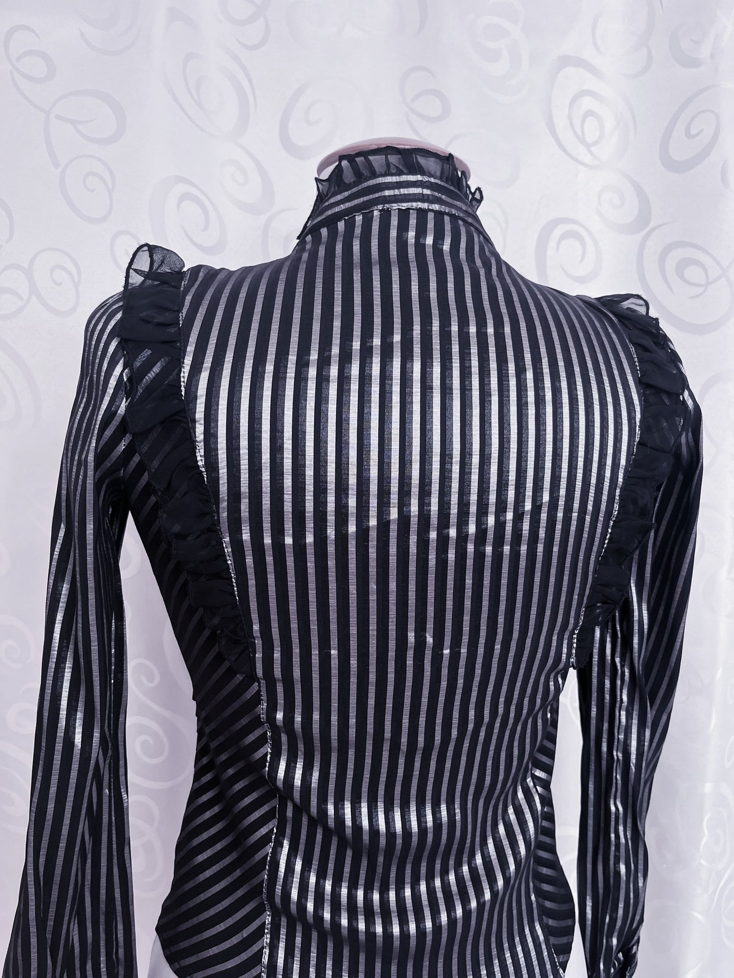 00’s Gothic/Jirai Kei striped ruffle shirt 🖤🌀