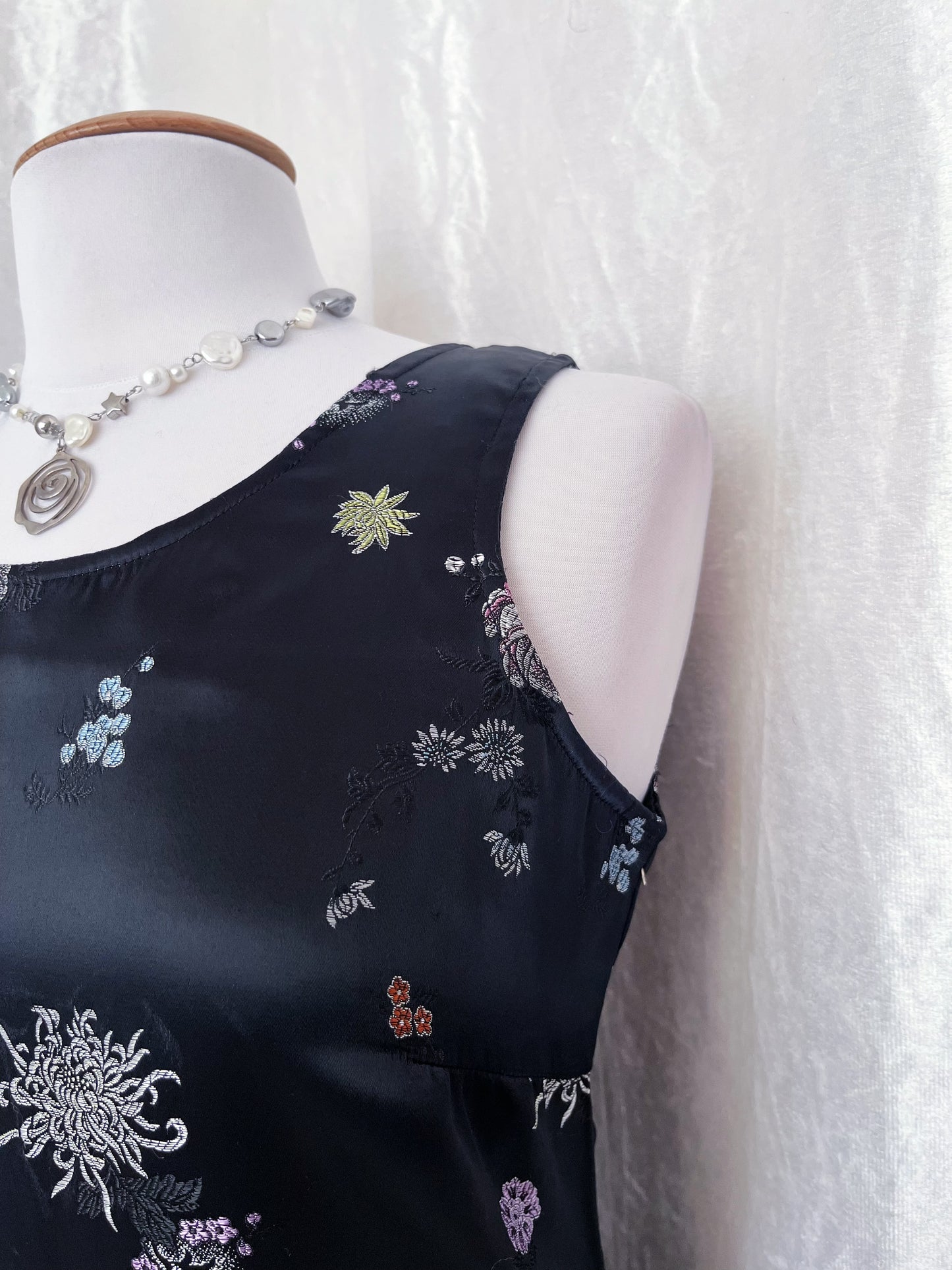 00’s asian style dress with embroidered details 🪷