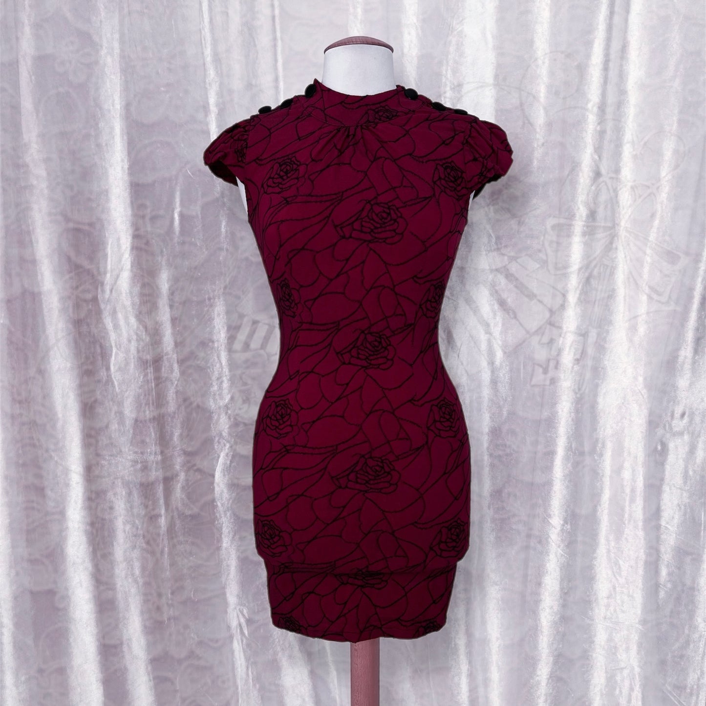 Iconic burgundy Asian style dress with embossed floral details 🌹 🐉
