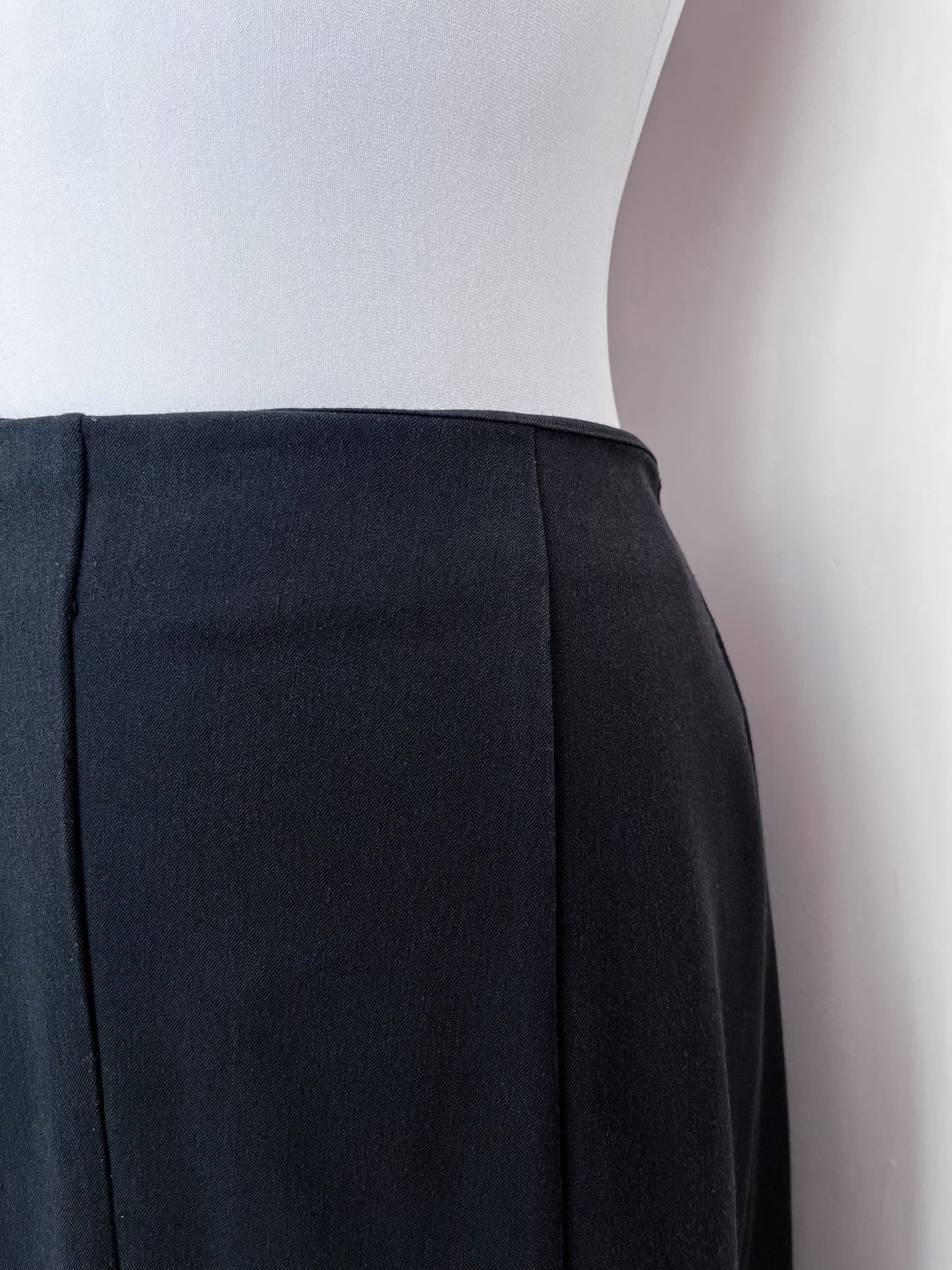 Classic black midi skirt 🕸️