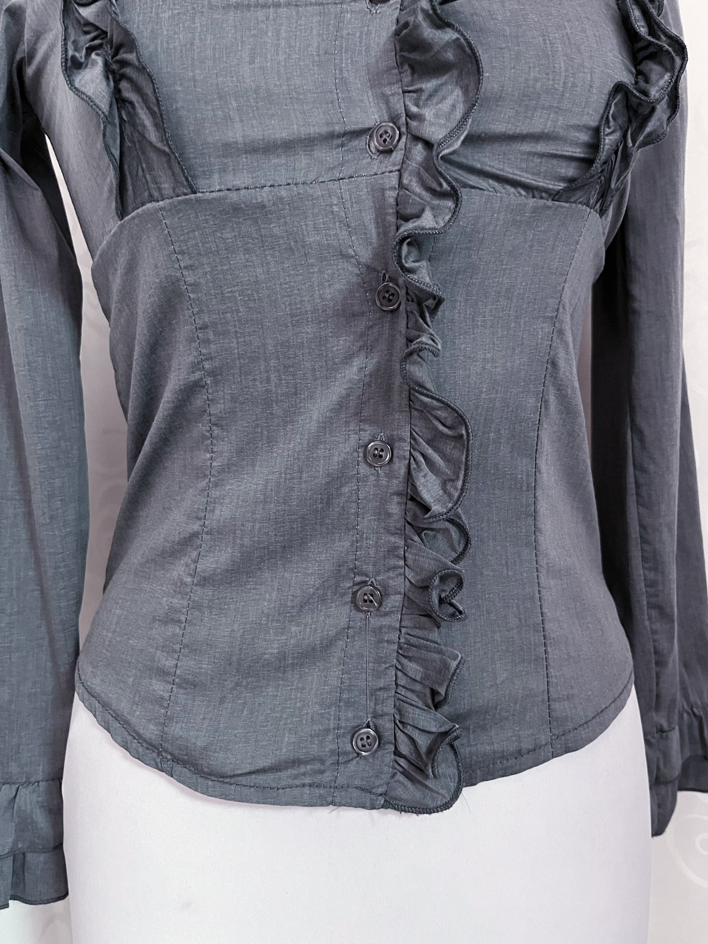00’s Gothic/Jirai Kei grey ruffle shirt 🌀🩶