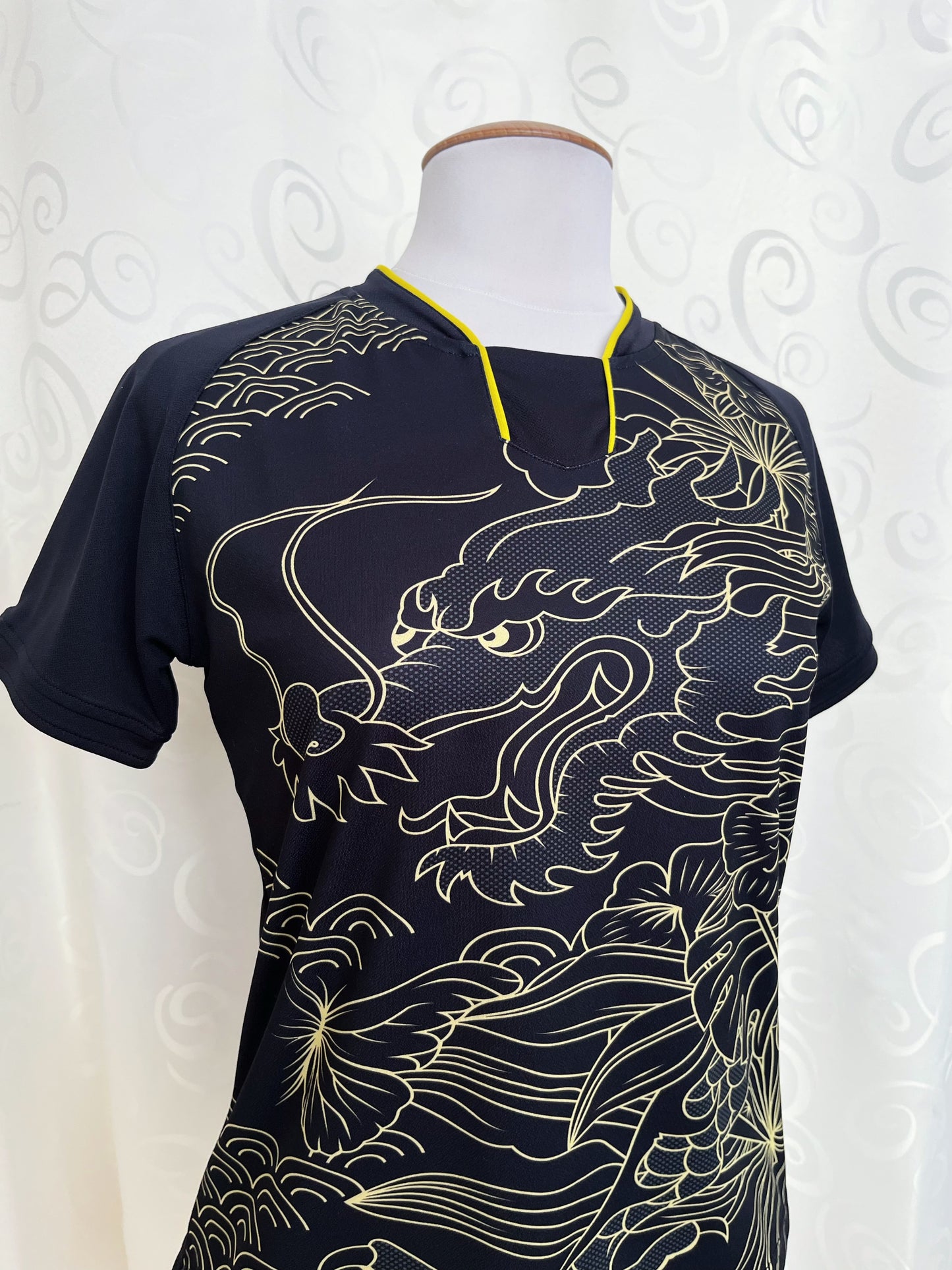 Insane black sports dragon tee 🐉