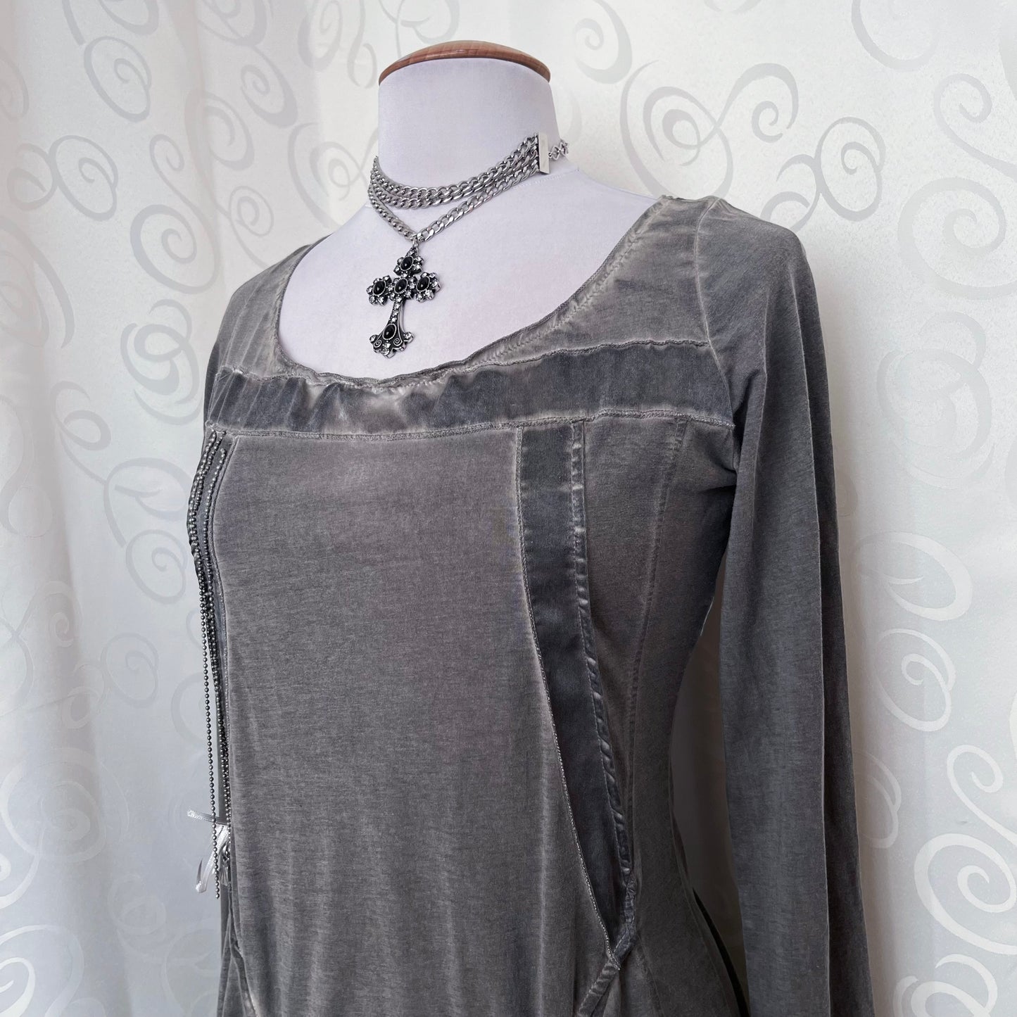 00’s Knight/Medieval style grey dress with bead details & pockets 🗡️