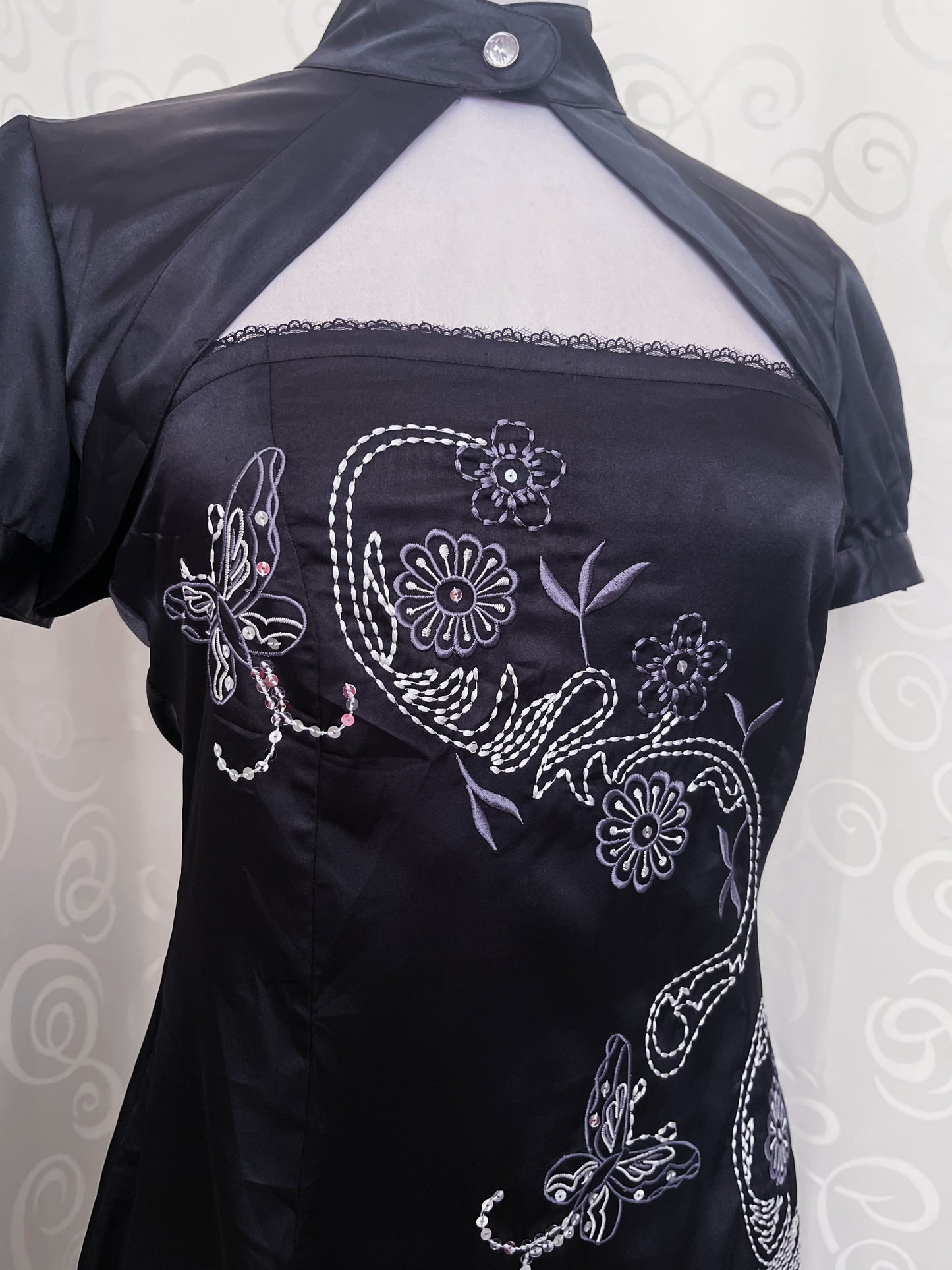 00’s Qipao style black satin dress with embroidered detail 🖤