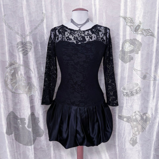 Iconic Gothic balloon lace dress 🦇