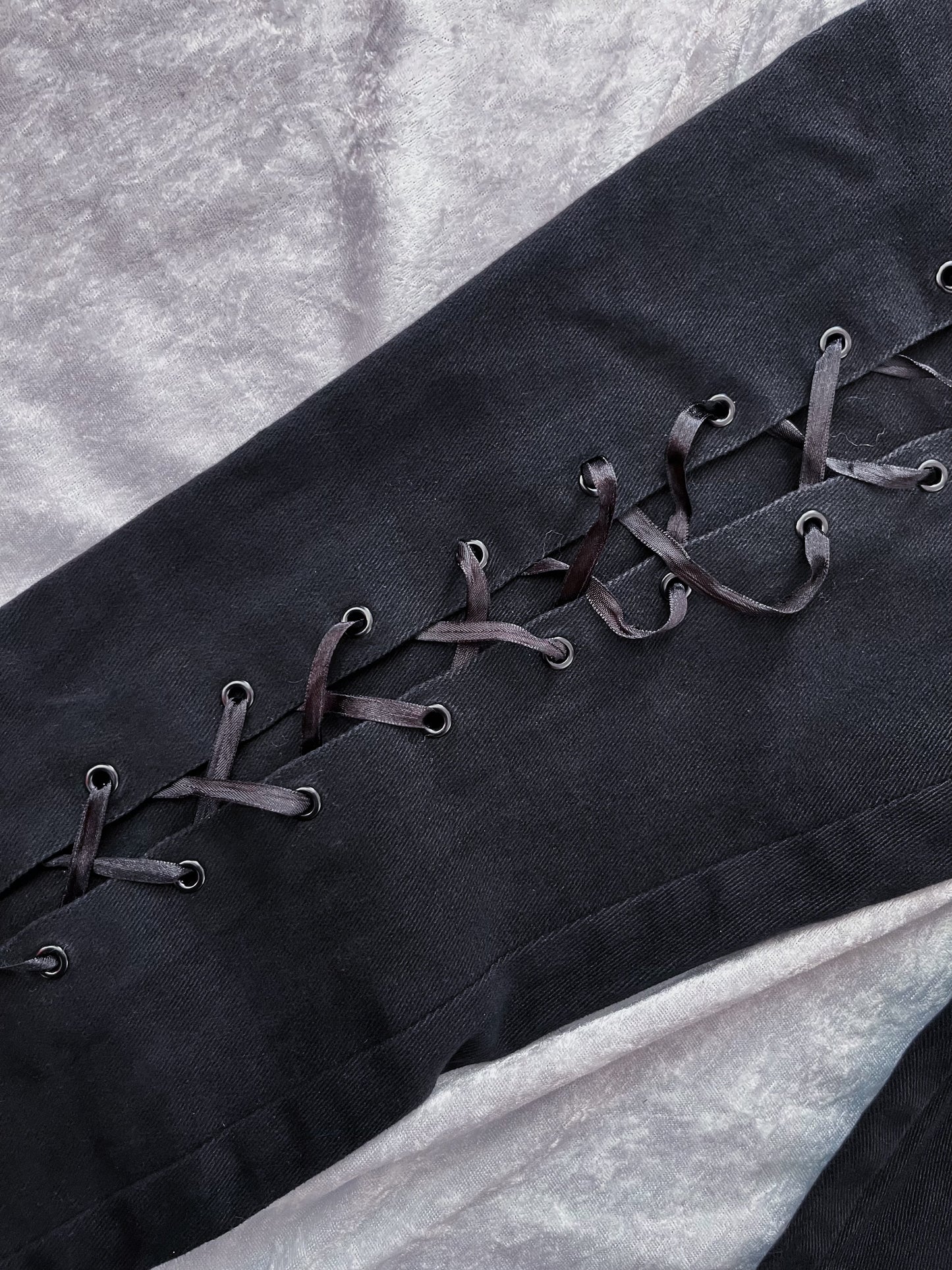 00’s Emily the Strange low-waisted lace-up jeans 🎸💀