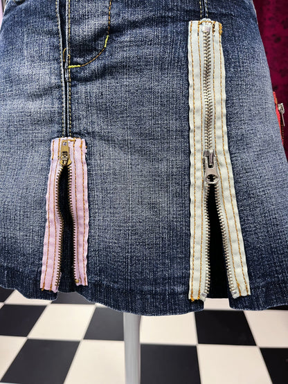 00’s iconic denim skirt with zipper details 🤐
