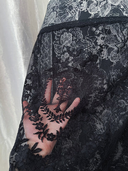 Dark coquette floral skirt with lace detail 🖤🌹