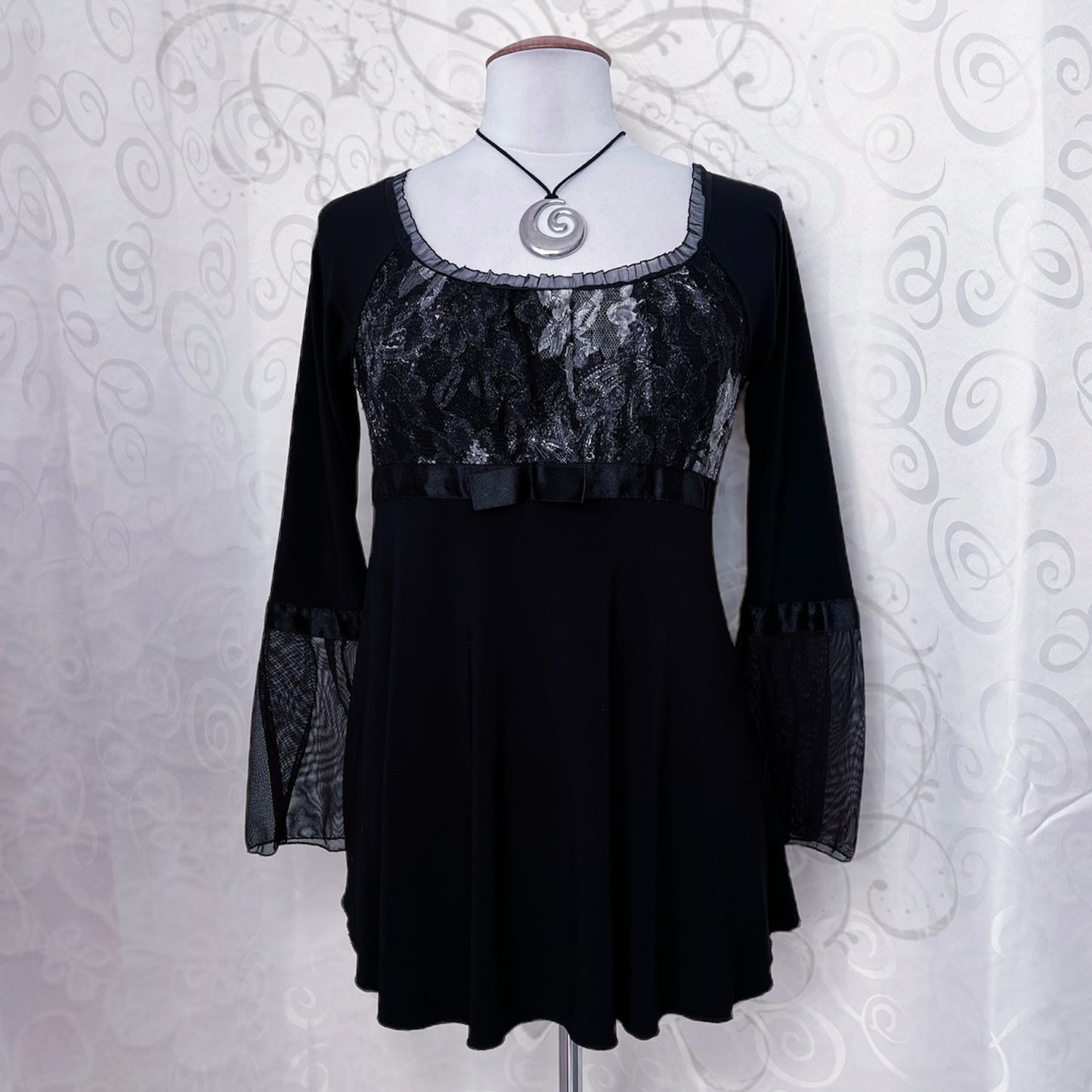 00’s whimsygoth/witchy black top 🕸️🦇