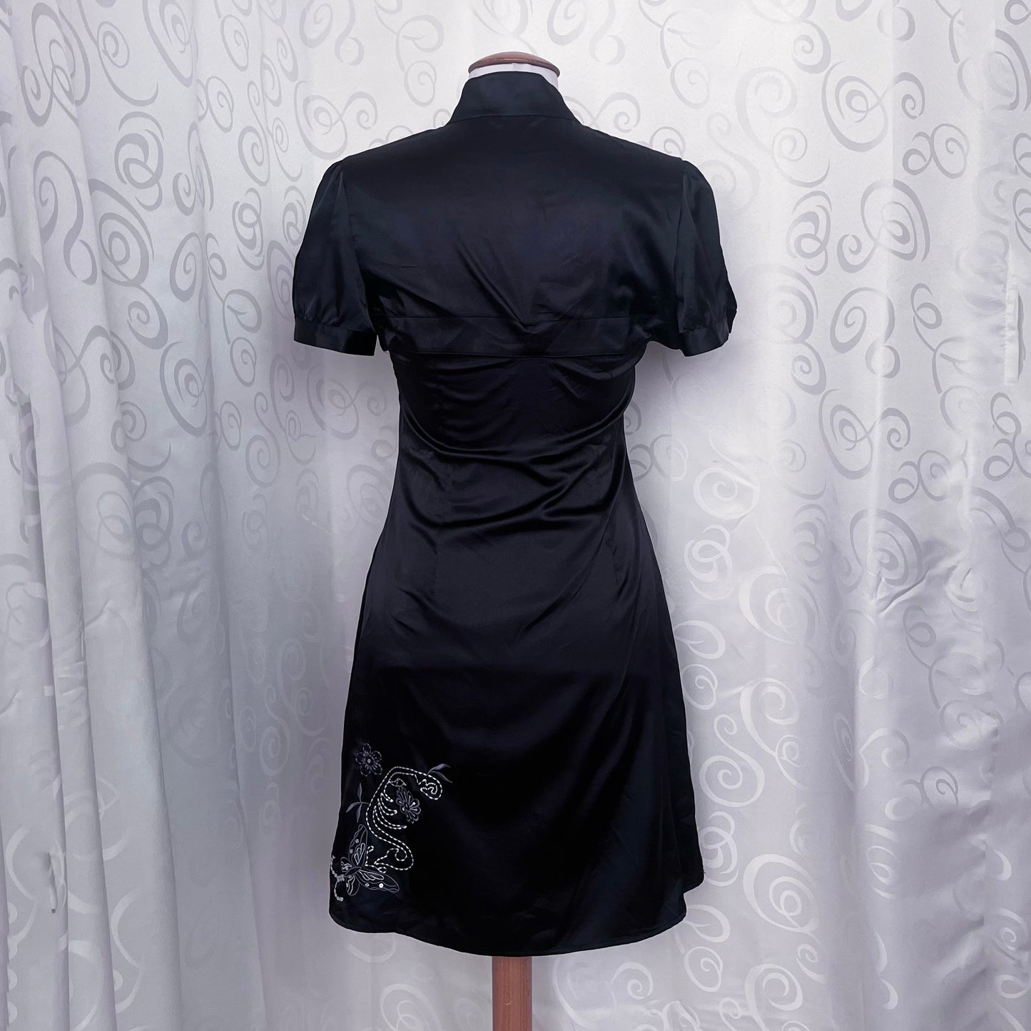 00’s Qipao style black satin dress with embroidered detail 🖤