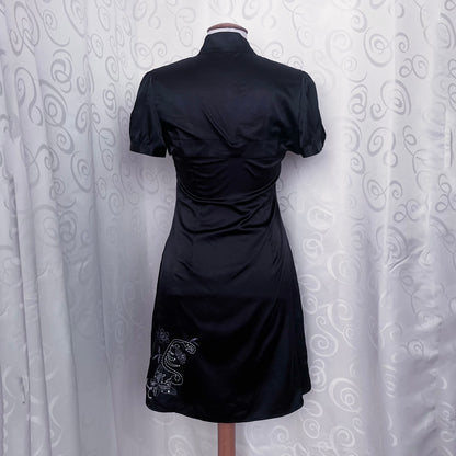 00’s Qipao style black satin dress with embroidered detail 🖤
