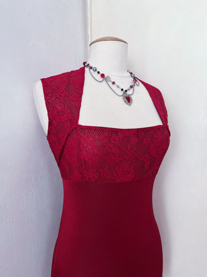 Iconic red vampire dress with lace detail 🧛🏼‍♀️
