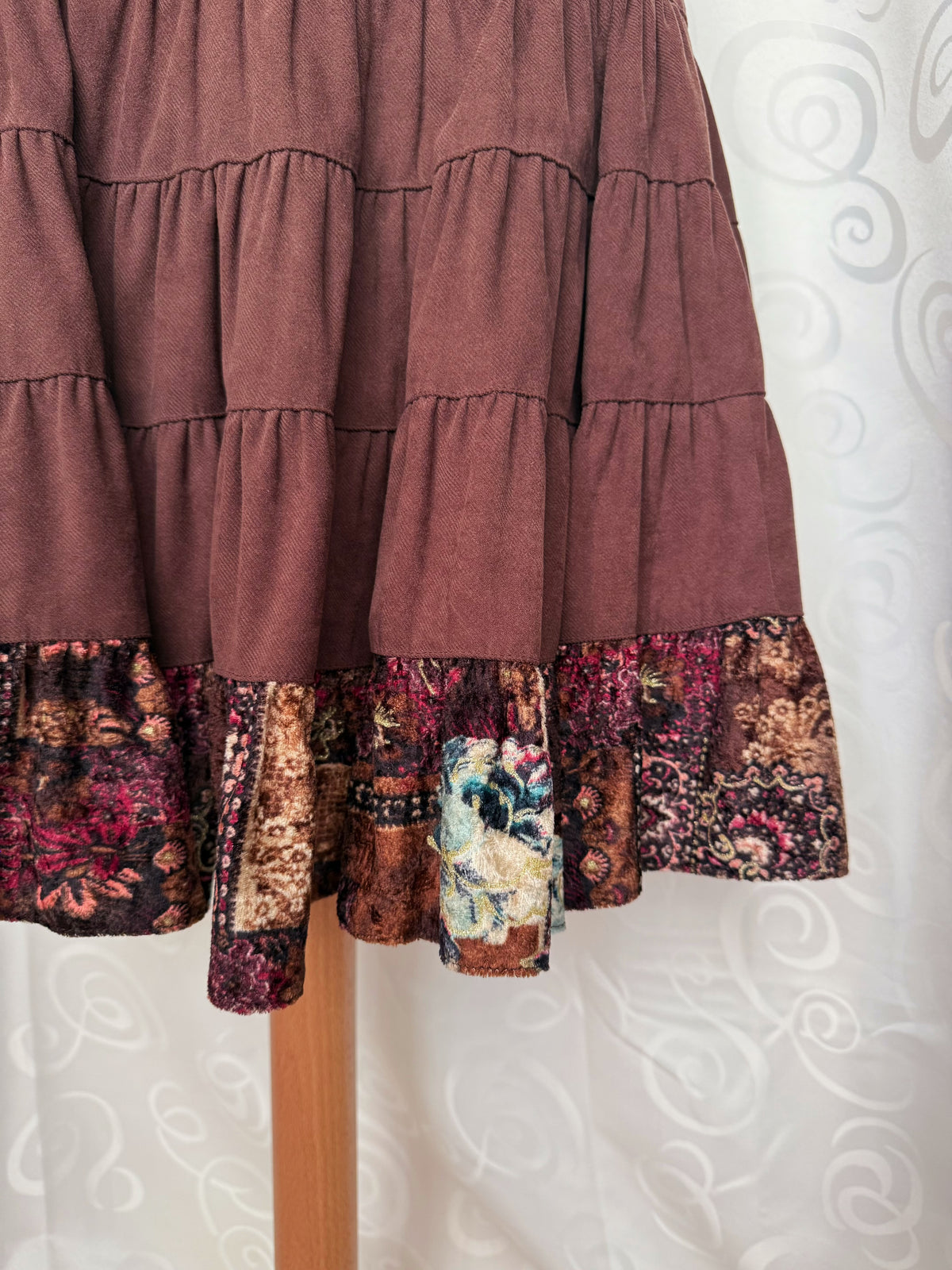 00’s Whimsy fairy thick brown ruffle skirt with velvet trim detail 🧚🏼⭐️