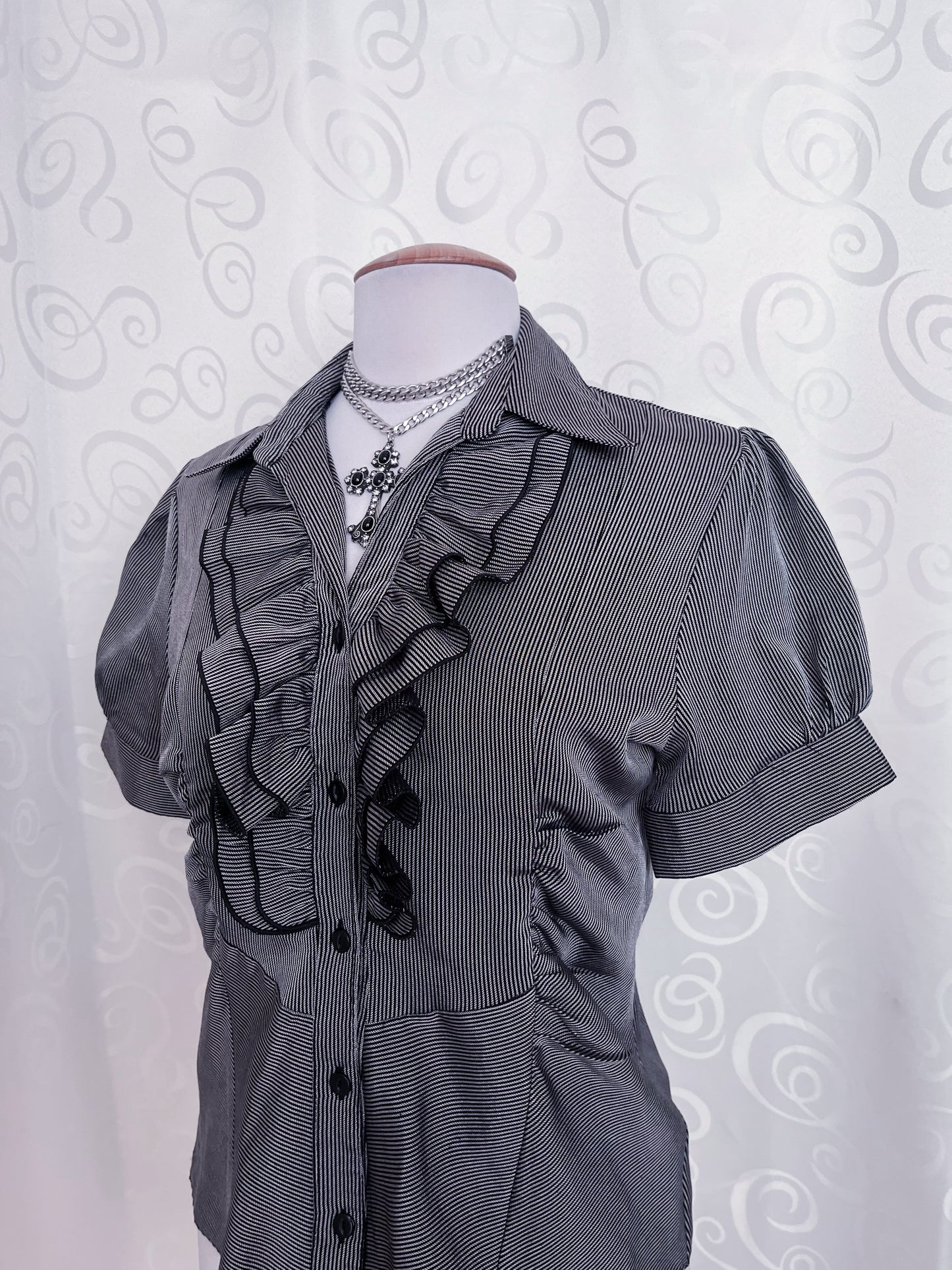 00’s Gothic/Jirai Kei ruffle shirt 🖤🌀