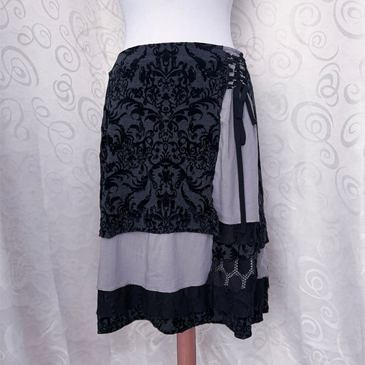 00’s gothic grey skirt with lace-up & velvet embossed details 🕷️