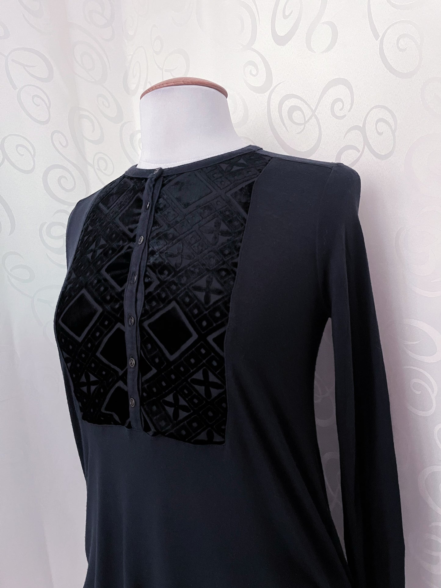 00’s Gothic top with iconic velvet detail 🕸️🕷️