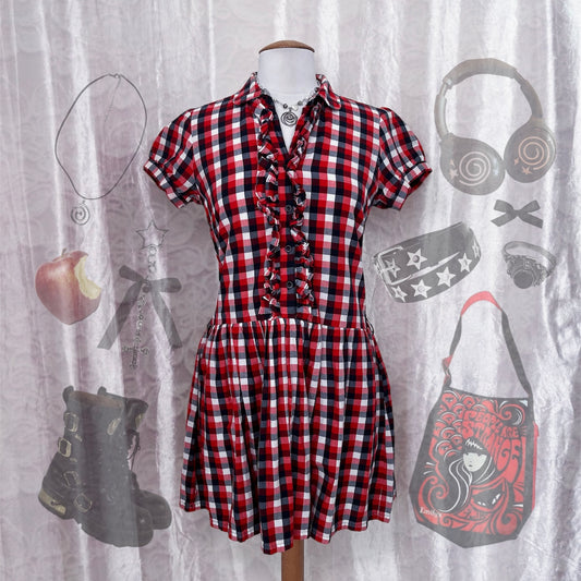 Amazing little plaid dress with ruffle details 🎪🌀
