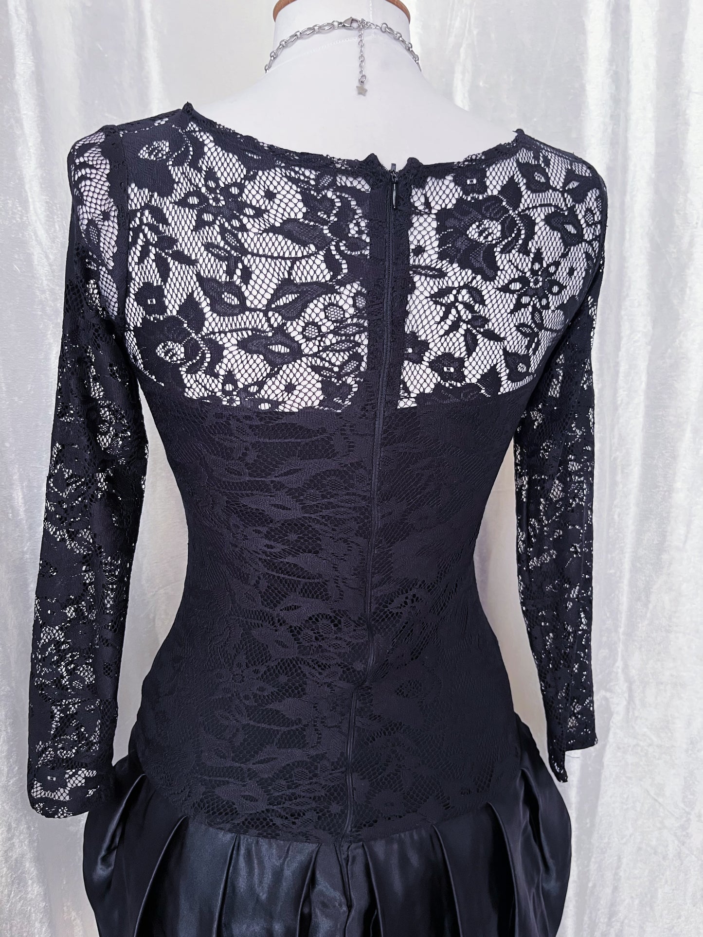 Iconic Gothic balloon lace dress 🦇