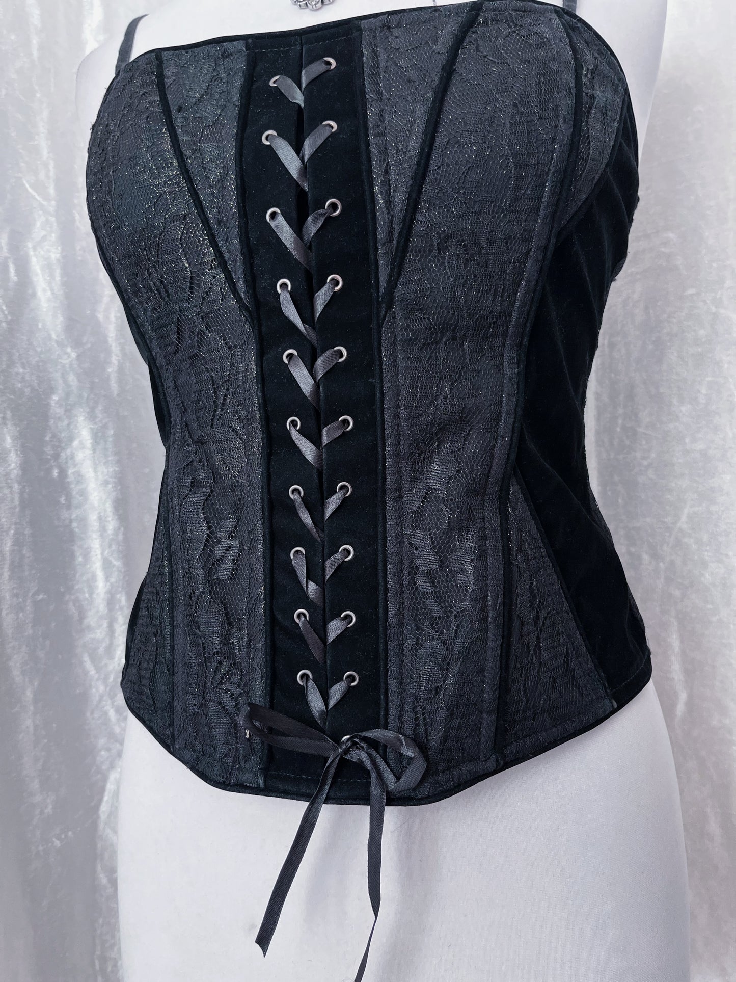 Gothic corset with velvet & lace-up detail 🦇