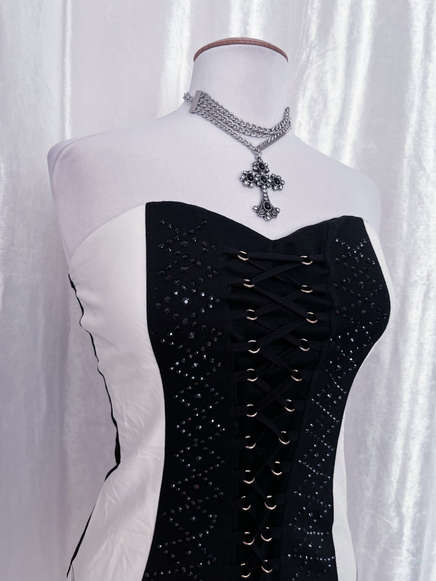 00’s black & white PU leather corset top 🦷♠️
