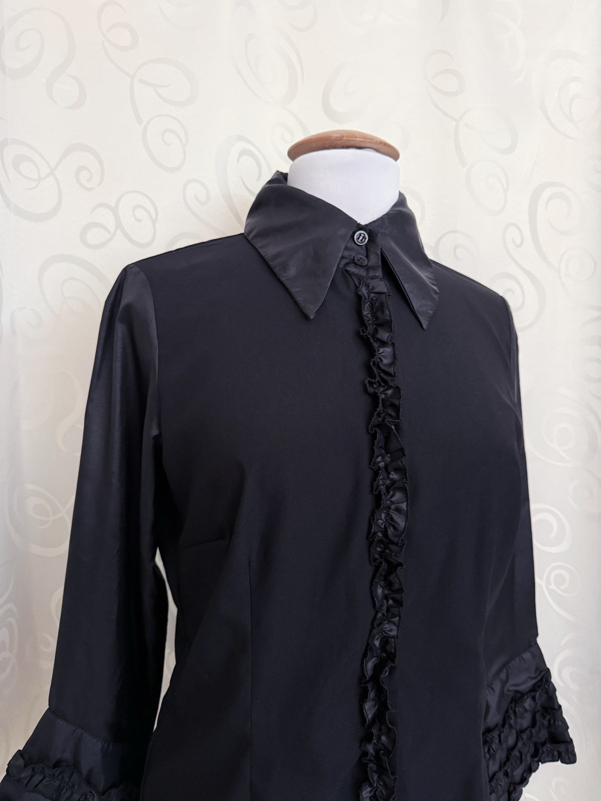 00’s Gothic black shirt with ruffle details & bell sleeves 🦇🌀