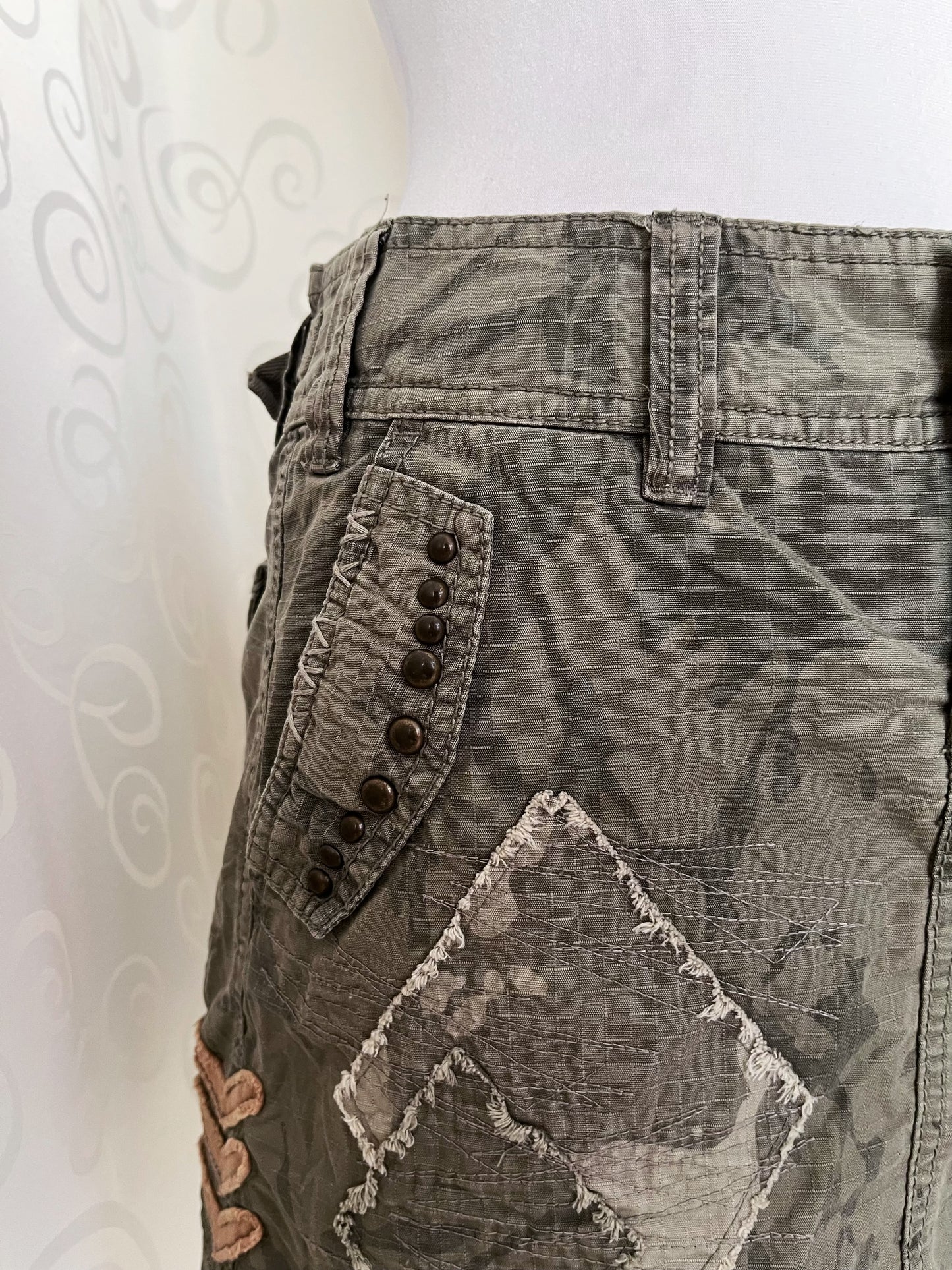 00’s/Y2K khaki camo mini skirt with patchworks 🔫