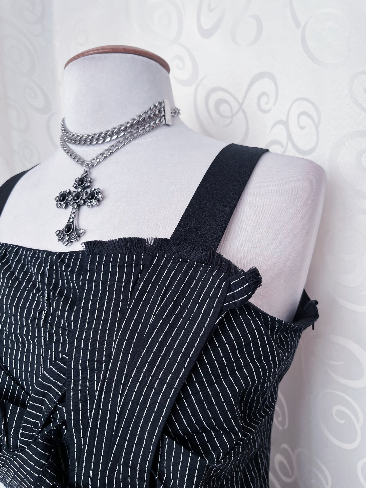 00’s Gothic striped dress with bow detail 💀🦇