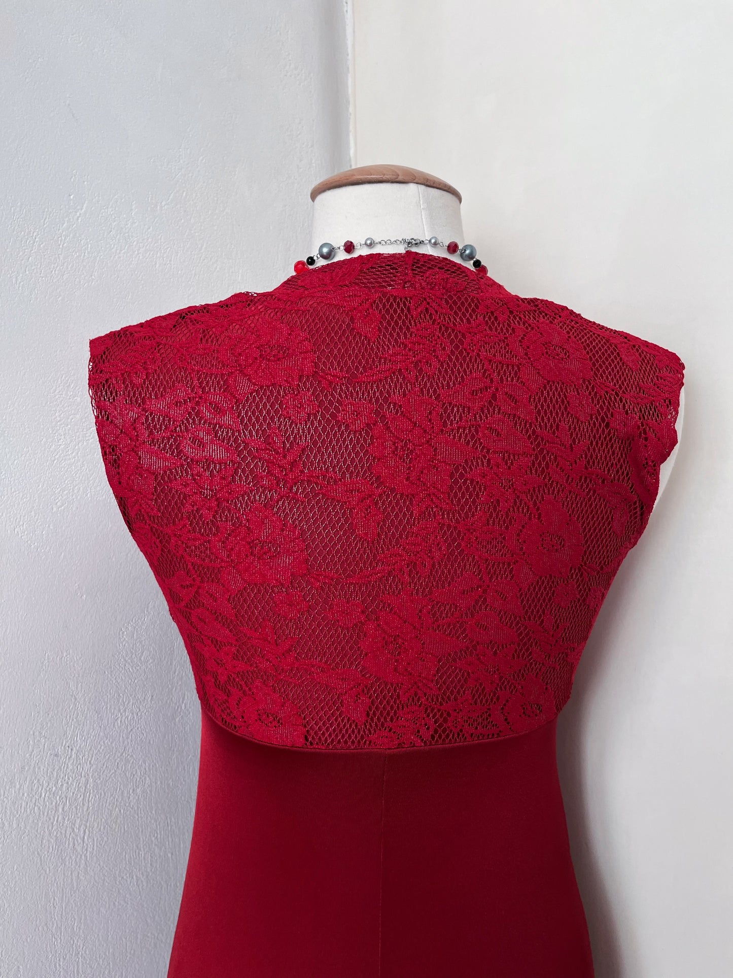 Iconic red vampire dress with lace detail 🧛🏼‍♀️