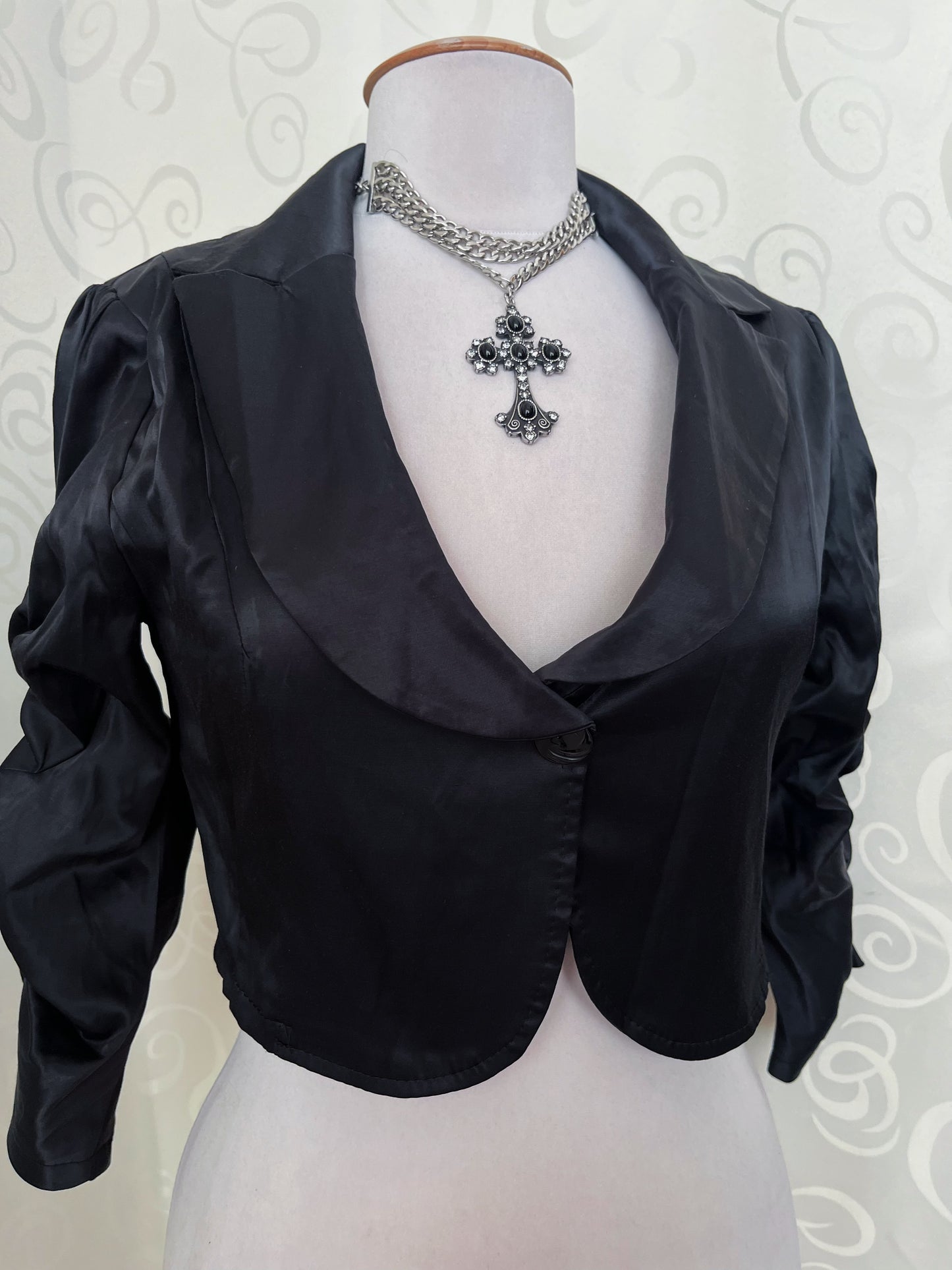 00’s gothic satin black bolero 🕷️