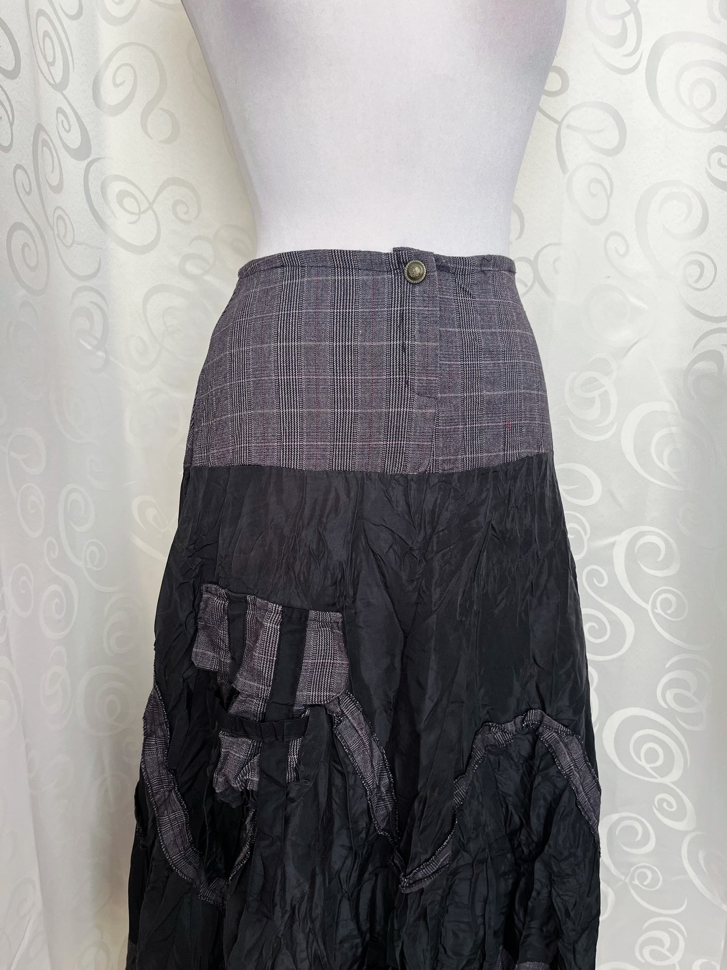 00’s iconic whimsy tartan patchwork skirt 🦇🌀