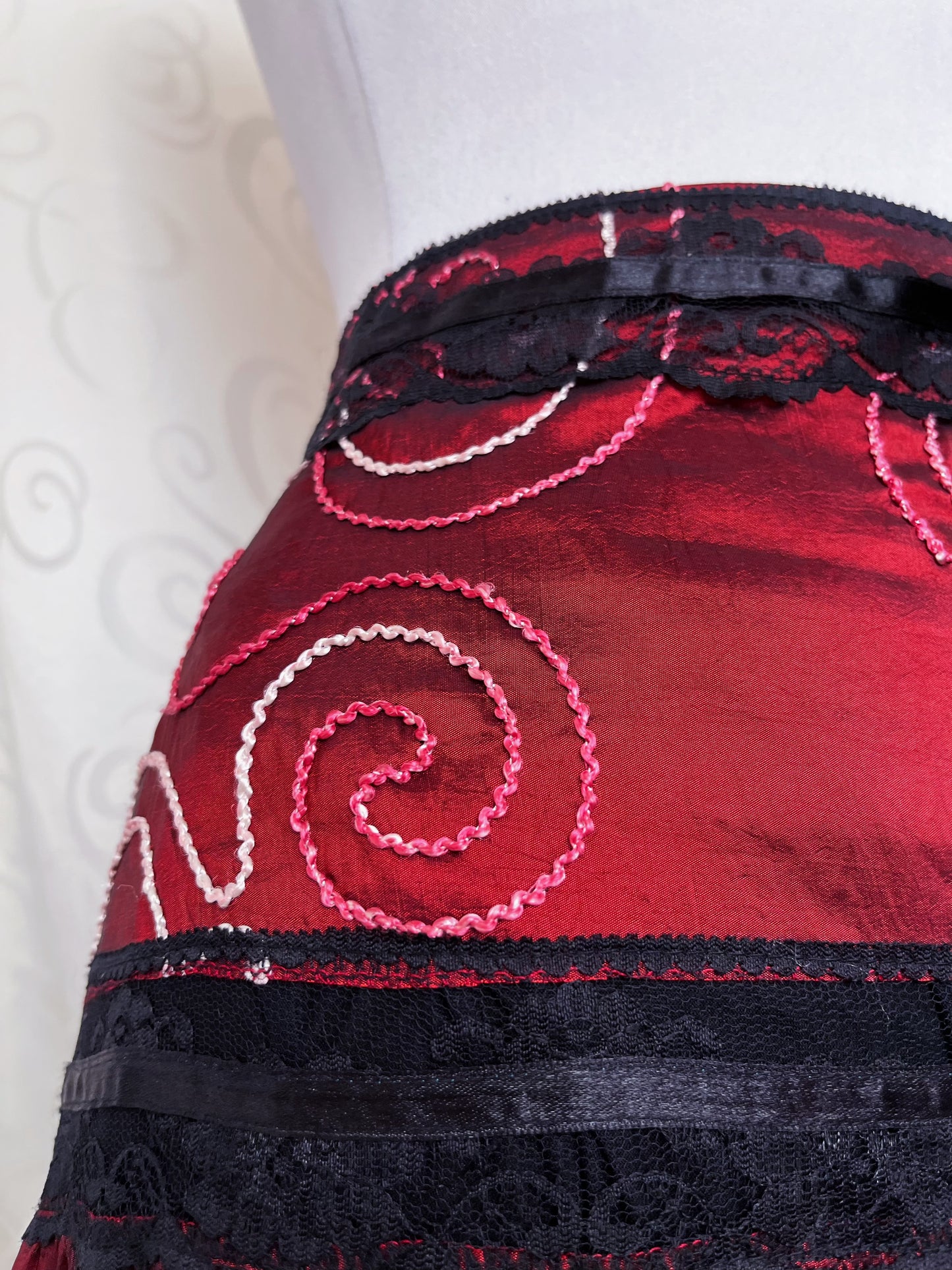 Vintage whimsygoth midi burgundy embroidered skirt with lace detail 🫀