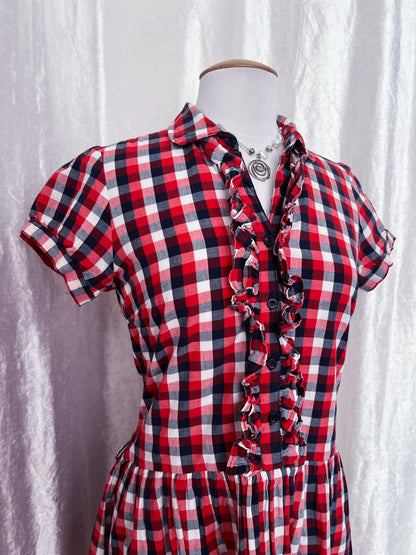 Amazing little plaid dress with ruffle details 🎪🌀
