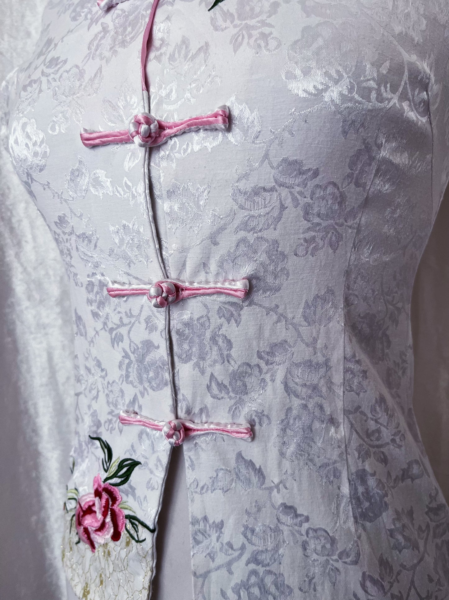 Chinese Qipao/Cheongsam white brocade top with embroidered details 🌸🌷