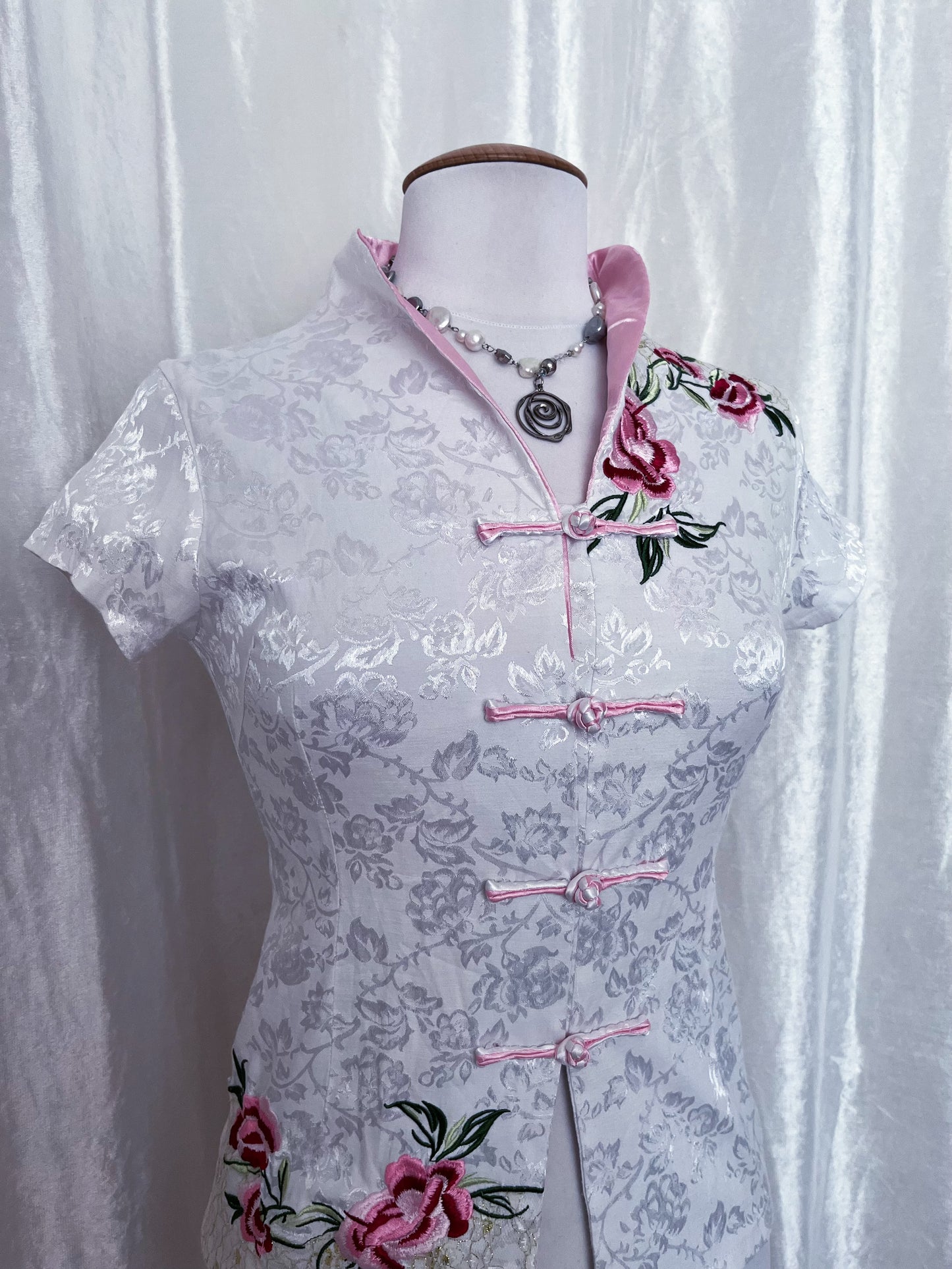 Chinese Qipao/Cheongsam white brocade top with embroidered details 🌸🌷