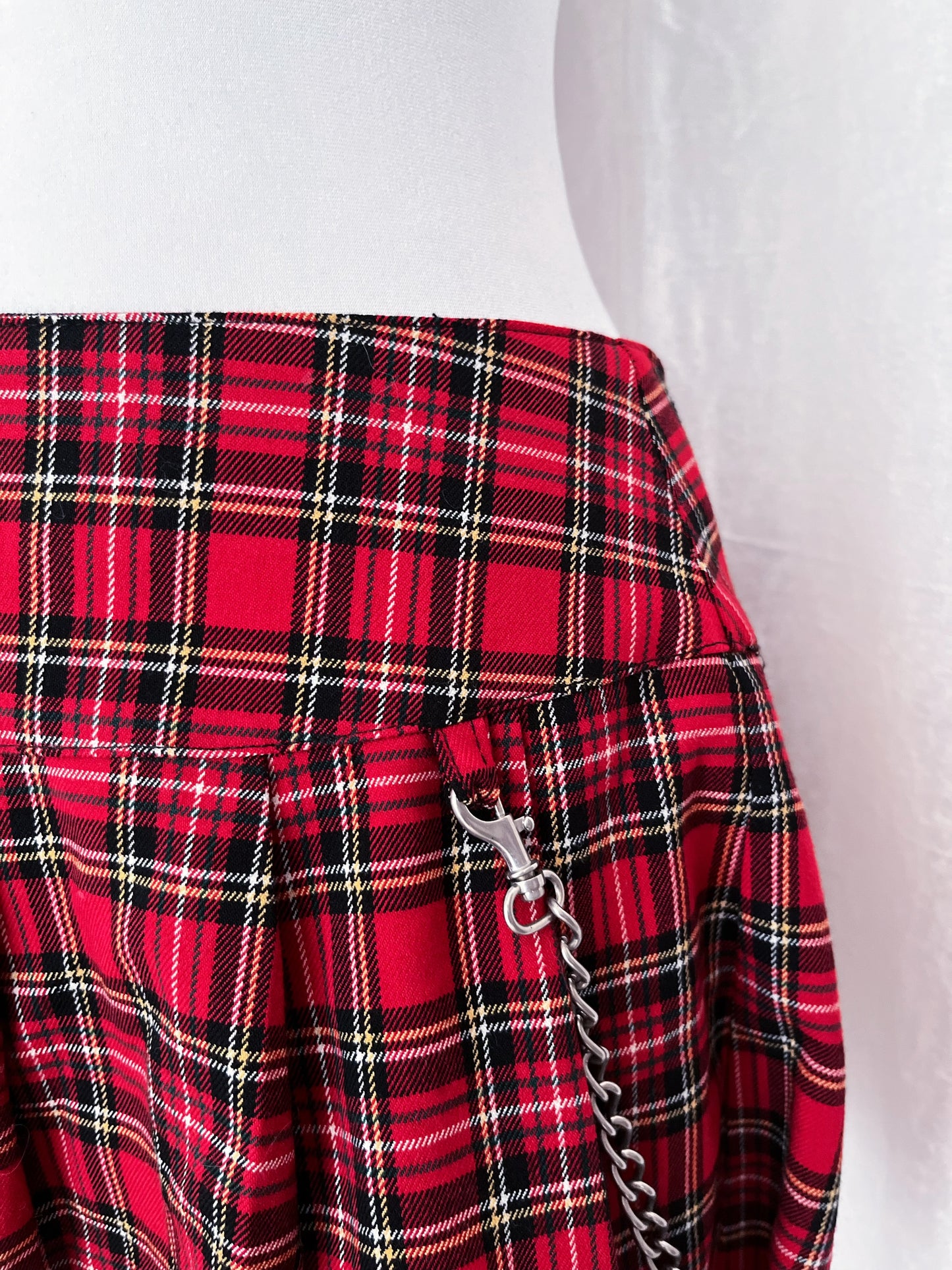 Emo/punk plaid red skirt by Cool Cat ❤️🖤