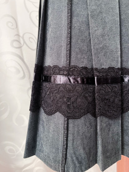 00’s dark coquette grey midi pleated skirt with lace & satin details 🌀🕷️