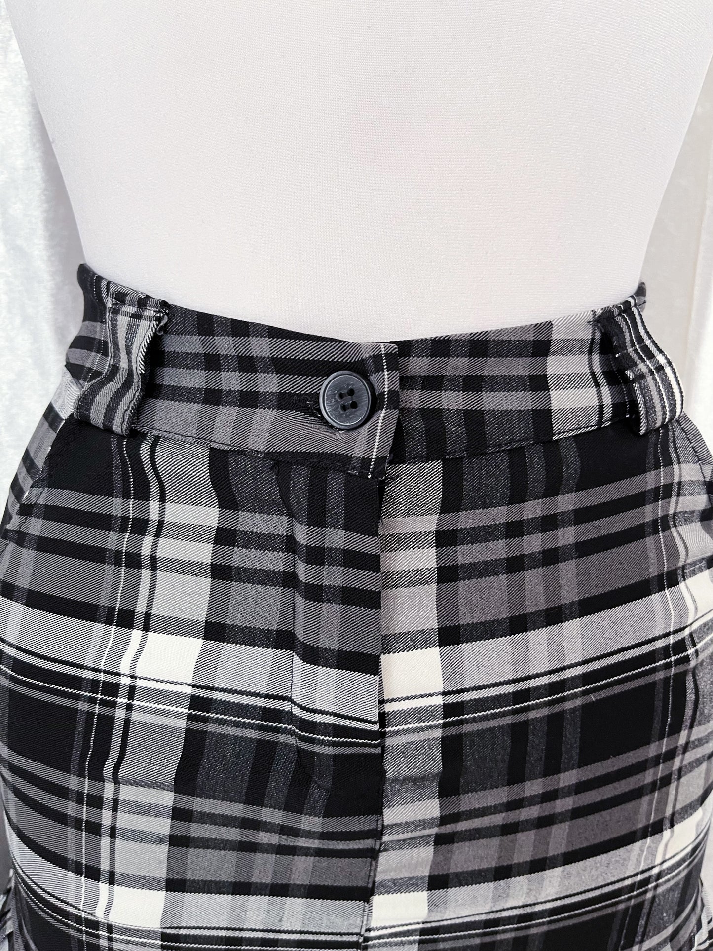 Hot emo plaid skirt 🖤🤍