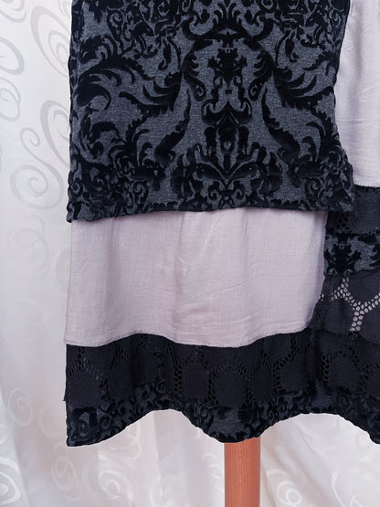 00’s gothic grey skirt with lace-up & velvet embossed details 🕷️