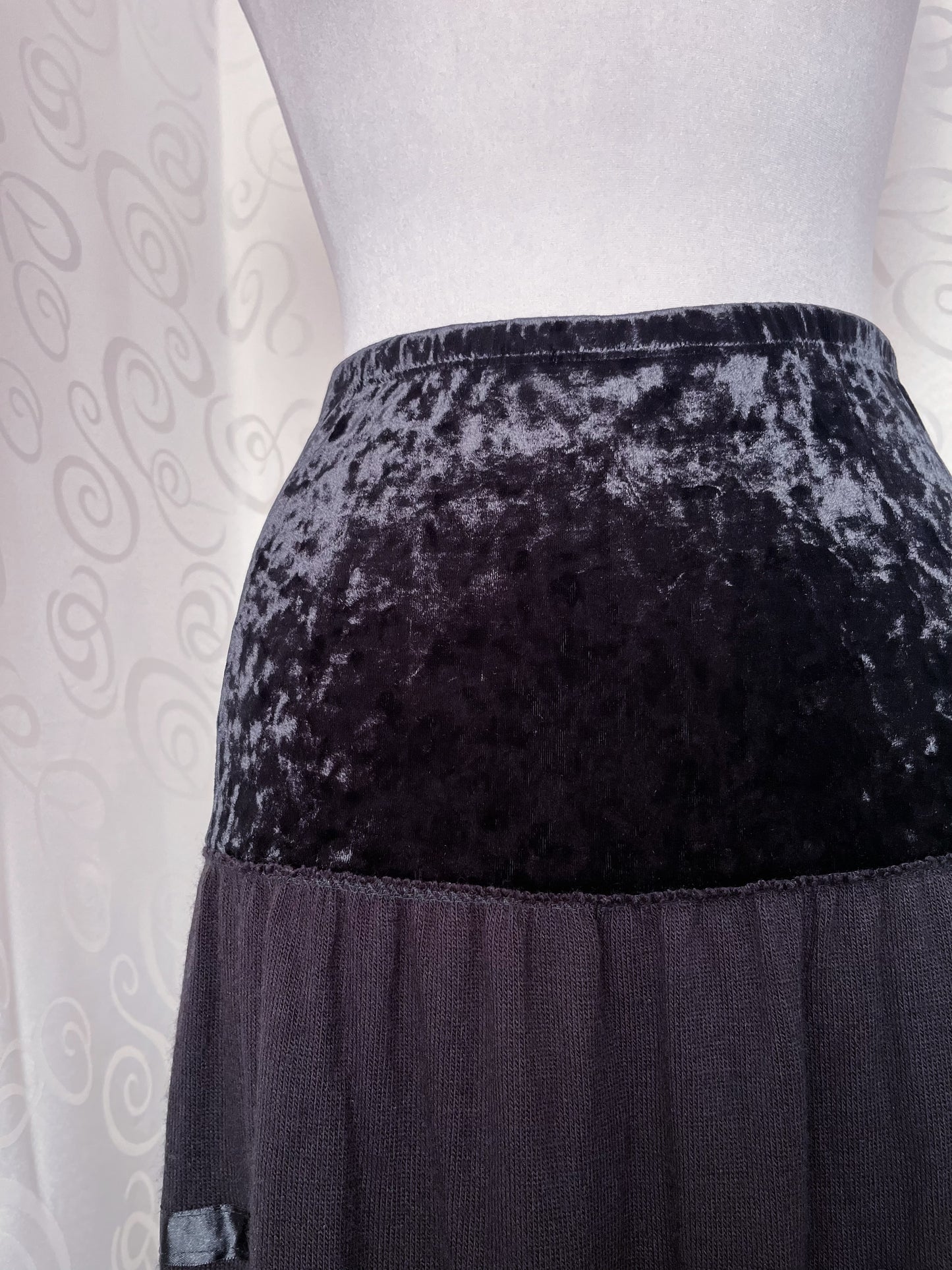 00’s whimsygoth velvet black layered skirt 🕷️